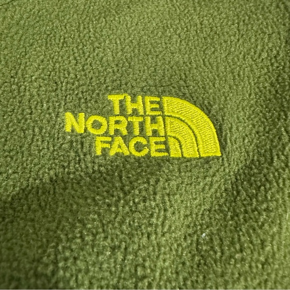 The North Face boys  full-zip fleece jacket in green with a neon yellow zipper. - Picture 3 of 6